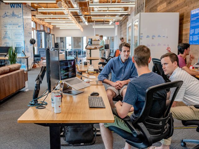 Unsplash – People sitting in an office