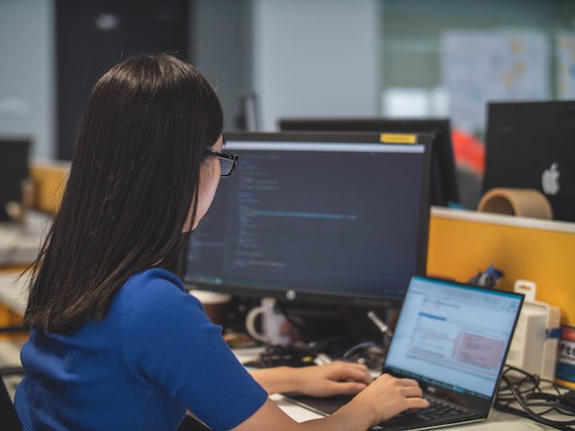 Unsplash 0 A woman using a dekstop computer at work