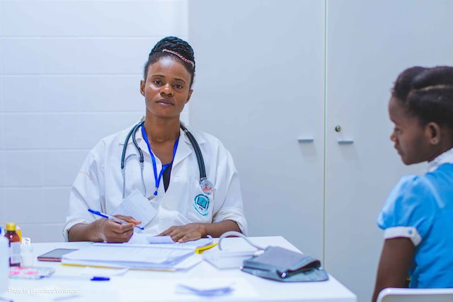 unplash-African women doctor