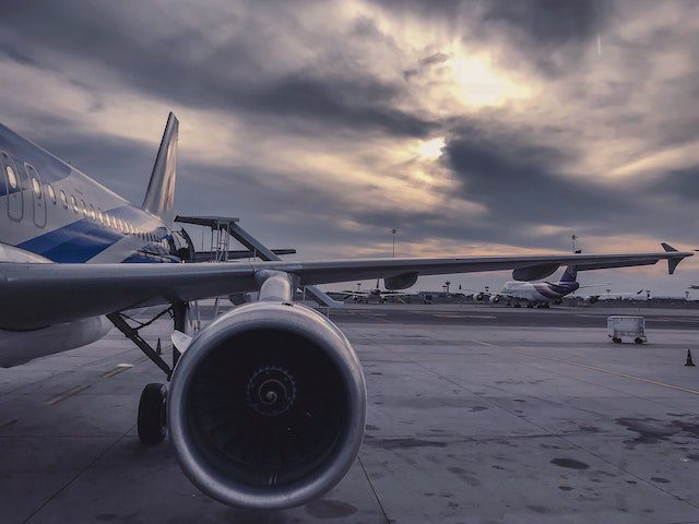 https://www.pexels.com/photo/gray-airliner-912050/