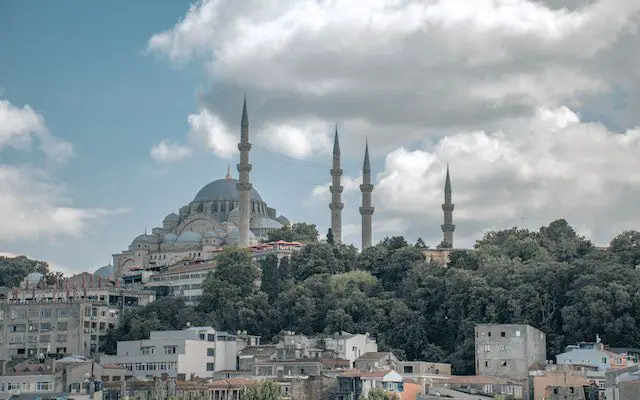 https://www.pexels.com/photo/suleymaniye-mosque-towering-over-istanbul-turkey-9415478/
