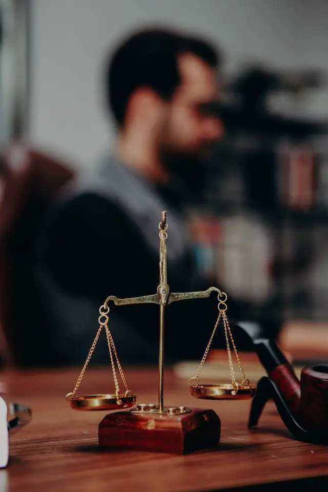 court scales and smoking pipe