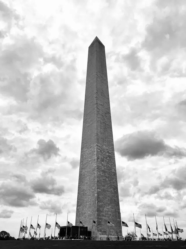 washington monument on a cloudy day